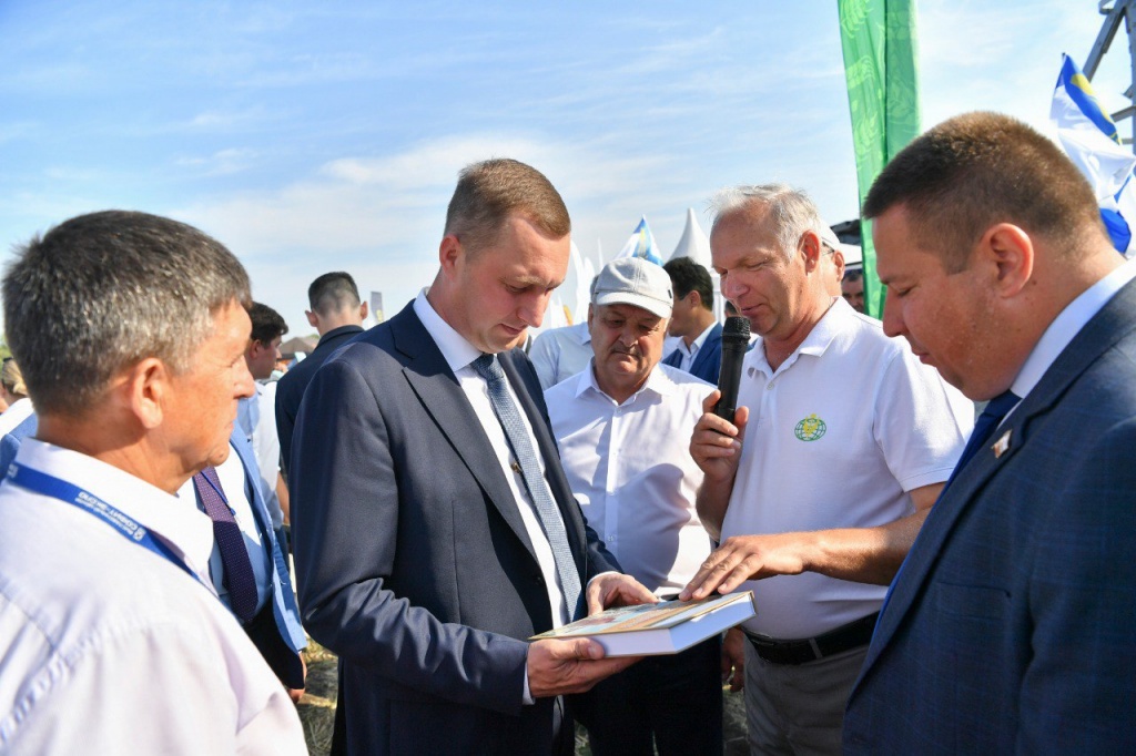 Ртищевская делегация приняла участие в сельскохозяйственном форуме «День поля- 2022».