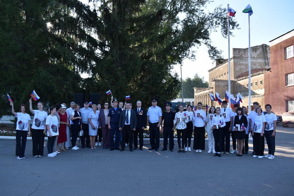Сегодня на площади Памяти и Славы состоялась церемония поднятия Государственного флага России и флага Ртищевского района.