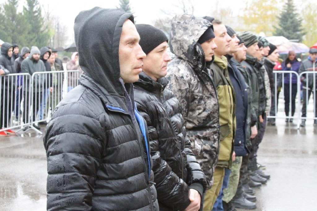 Саратовская область продолжает провожать мобилизованных мужчин, которые отправляются в учебный центр для прохождения необходимой подготовки.