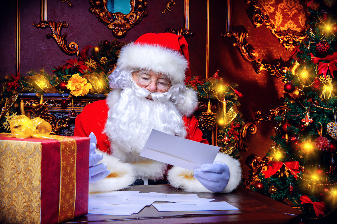 Почта доставит Деду Морозу поздравления с Днём рождения из Саратовской области.