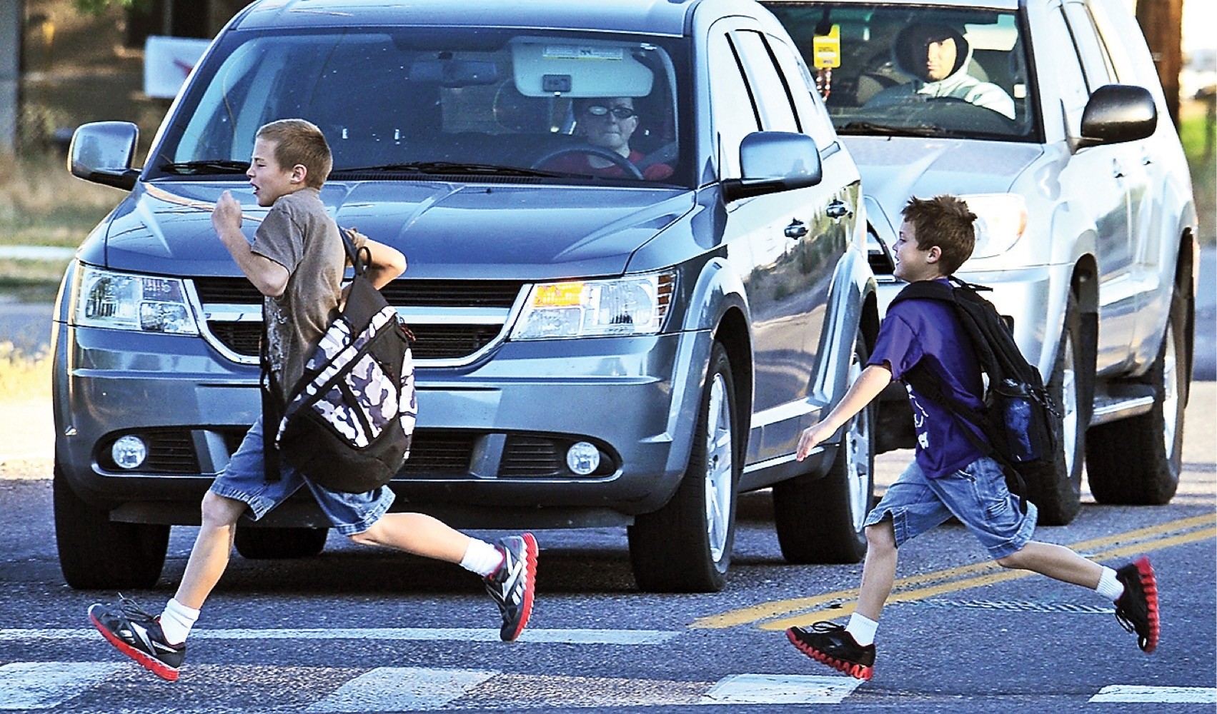 Дети играющие на дороге
