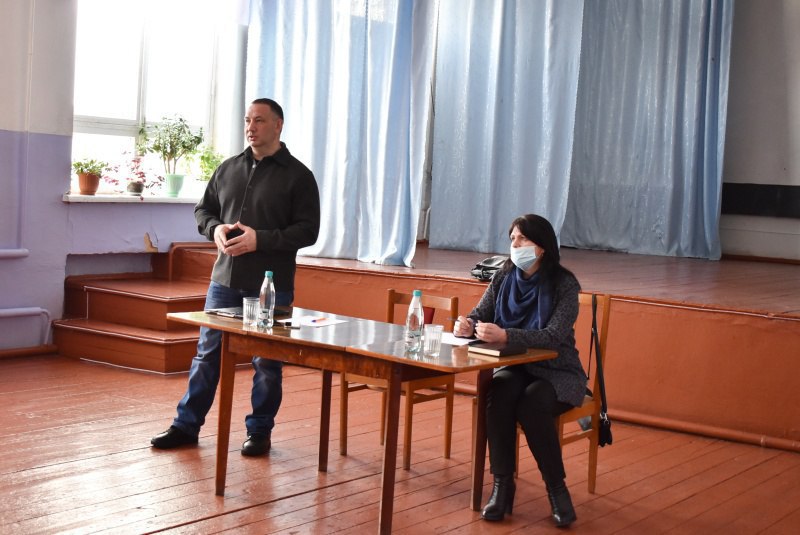 Глава Ртищевского муниципального района Александр Жуковский провел встречу с жителями села Лопатино.