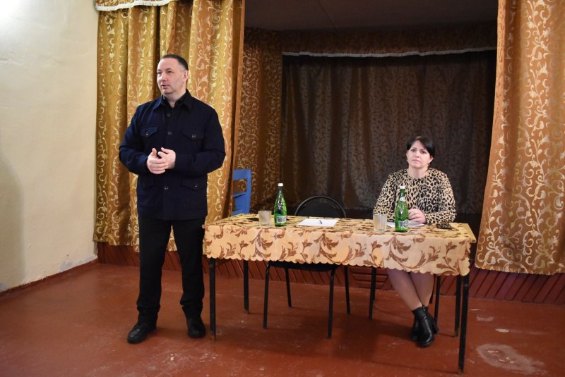 Сегодня глава Ртищевского муниципального района Александр Жуковский провёл встречу с жителями с. Александровка.