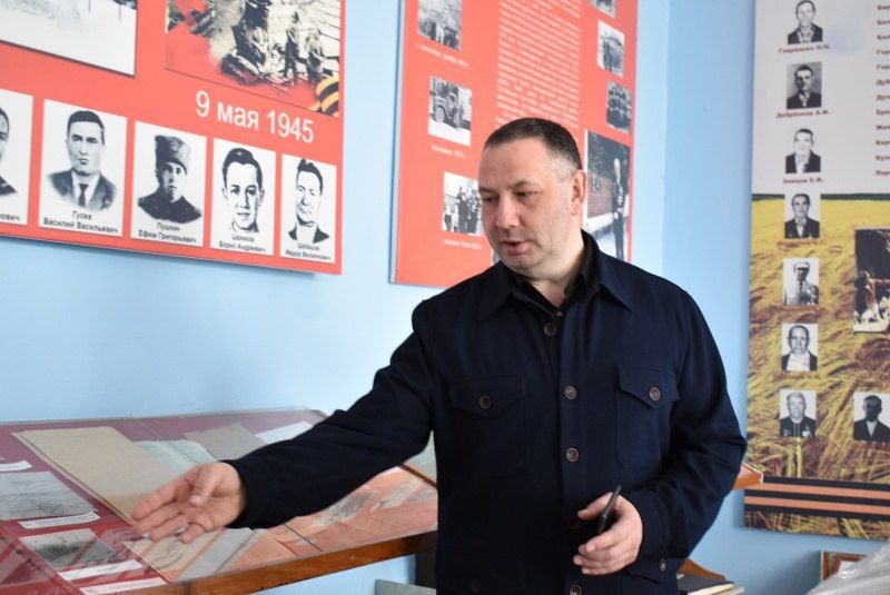 Сегодня глава Ртищевского муниципального района Александр Жуковский посетил музей в Александровской средней школе.