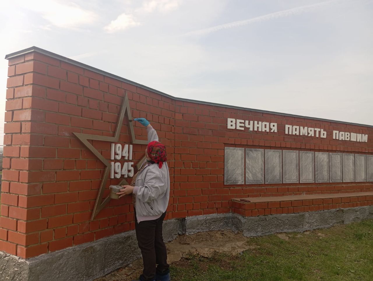 В Краснозвездинском муниципальном образовании в преддверии 80-й годовщины Победы в Великой Отечественной войне проводятся работы по благоустройству и ремонту памятных мест воинской славы.