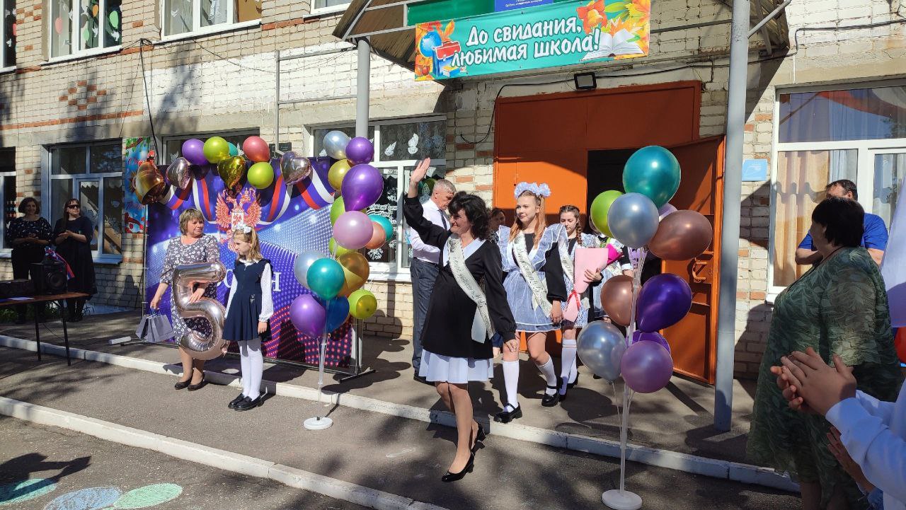 24 мая в школе с. Красная Звезда прошла торжественная линейка, посвященная празднику Последнего звонка.