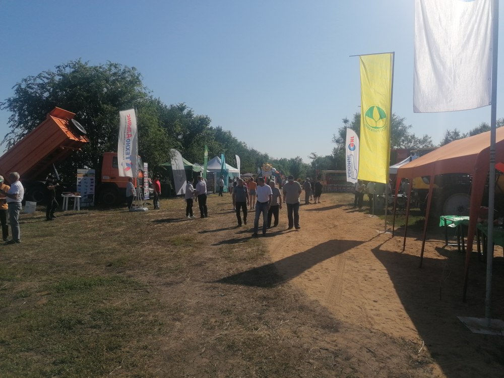 Специалисты отдела сельского хозяйства и продовольствия совместно с руководителями хозяйств района приняли участие в научно-производственном совещании «День Поля-2025» проводимый в с. Росташи Аркадакского района.