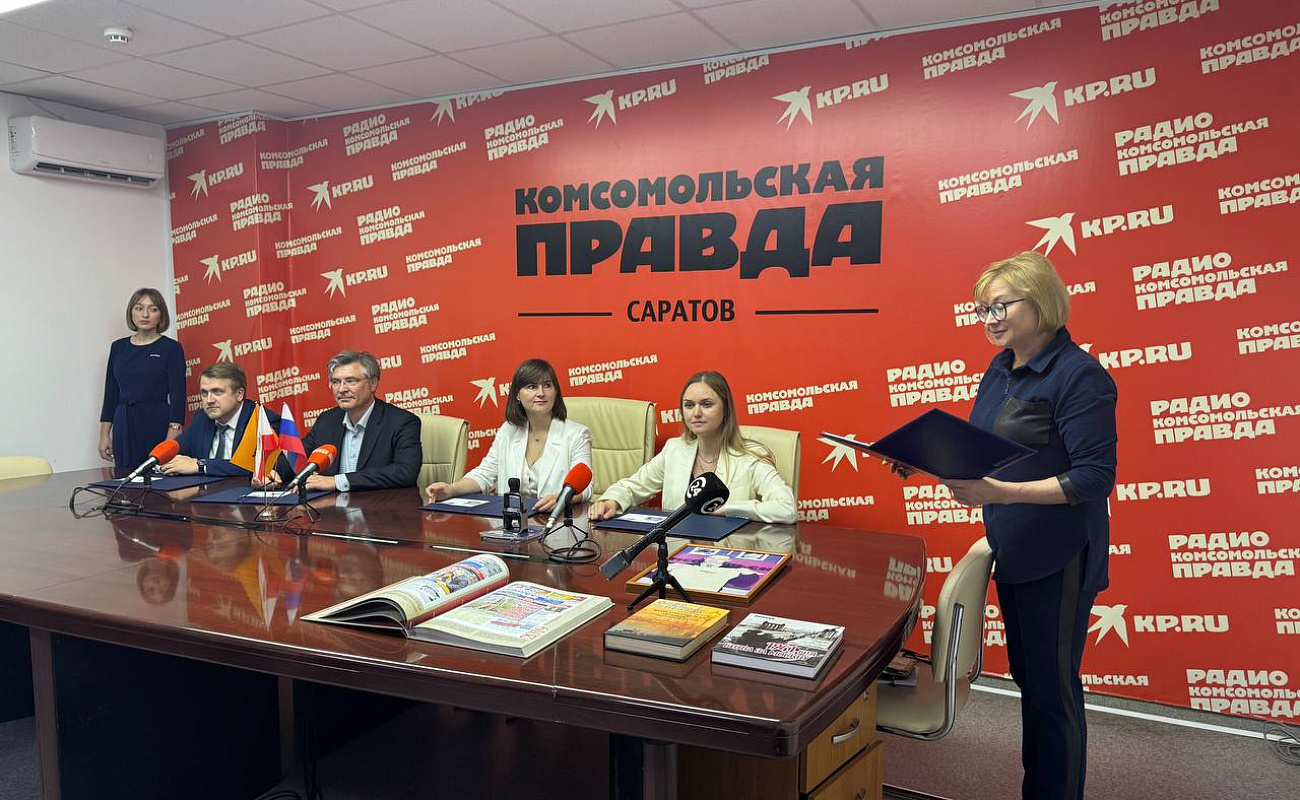 В Саратове прошло памятное гашение почтовой марки, выпущенной в честь векового юбилея «Комсомольской правды».