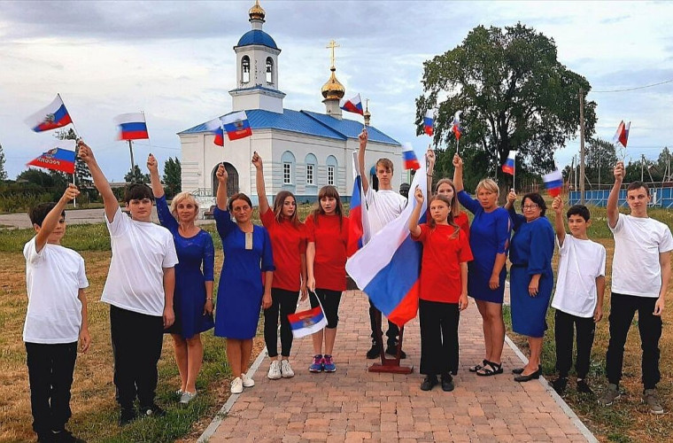 Краснозвездинский ДК принимает участие в фоточеллендже «Цвета моей России!».