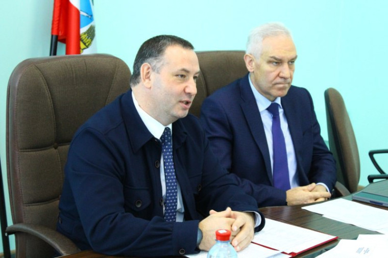 Глава муниципального района Александр Жуковский совместно с Председателем областной Думы Алексеем Антоновым встретились с участниками программы "Земский учитель" и "Сельский педагог". Глава муниципального района Александр Жуковский совместно с Председателем областной Думы Алексеем Антоновым встретились с участниками программы "Земский учитель" и "Сельский педагог".
