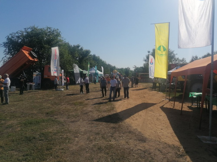 Специалисты отдела сельского хозяйства и продовольствия совместно с руководителями хозяйств района приняли участие в научно-производственном совещании «День Поля-2025» проводимый в с. Росташи Аркадакского района. Специалисты отдела сельского хозяйства и продовольствия совместно с руководителями хозяйств района приняли участие в научно-производственном совещании «День Поля-2025» проводимый в с. Росташи Аркадакского района.