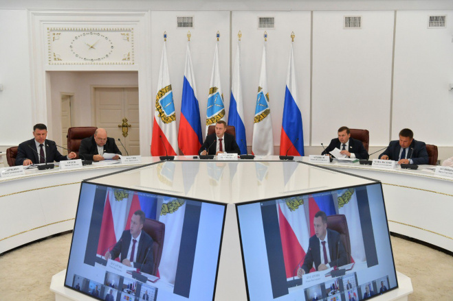 Губернатор Роман Бусаргин провел постоянно действующее совещание с зампредами и министрами Правительства области. Губернатор Роман Бусаргин провел постоянно действующее совещание с зампредами и министрами Правительства области.