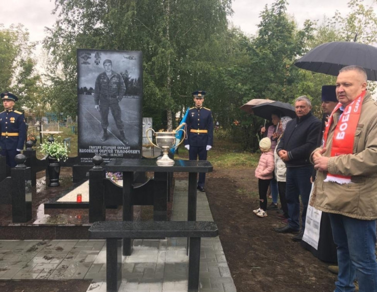 В селе Красная Звезда установлен памятник старшему сержанту Сергею Насонкину, кавалеру Ордена Мужества, погибшему при выполнении боевой задачи в ходе спецоперации на территории Украины.