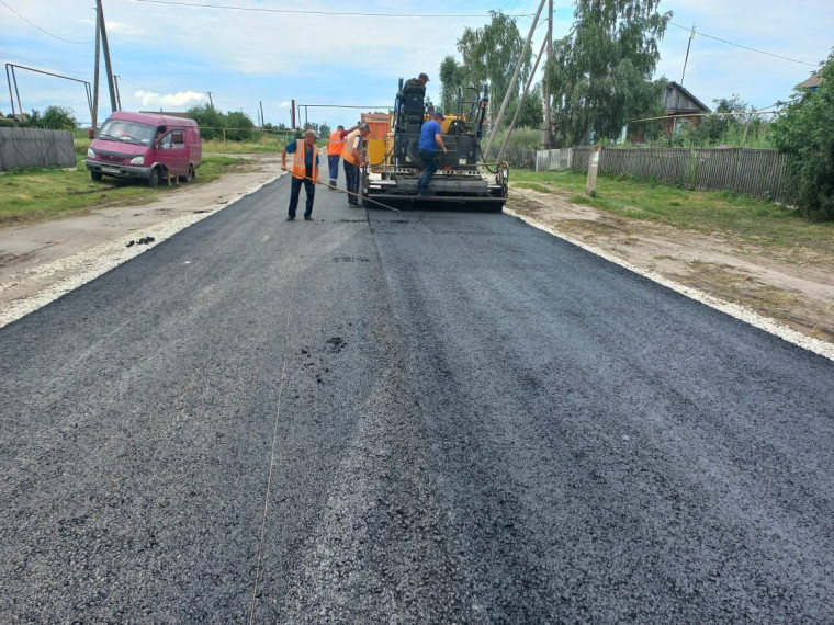Выполняются работы по ремонту дорожного покрытия улицы Московской села Владыкино.