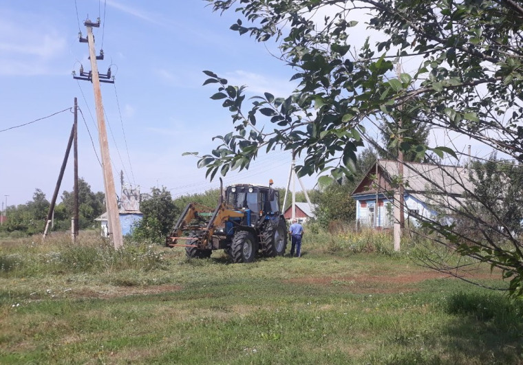 Выполняются работы по окосу травы в с. Александровка.